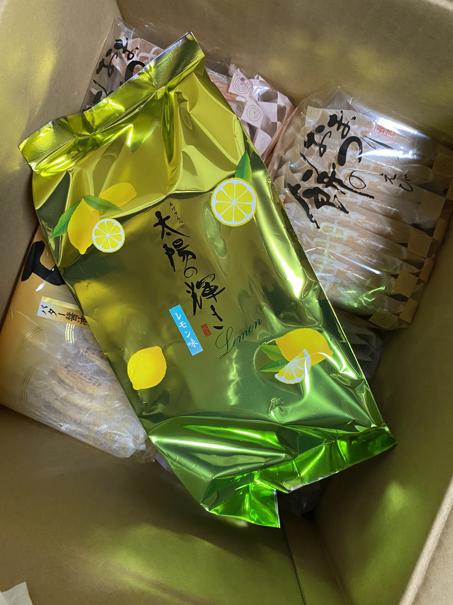 バナナみるく もち吉さんのお煎餅頼んだのがダブルできたー ココナッツ 煎楽しみだな もち吉もぐもぐ ニコニコハッピーボックス happybox ぷれみあむ手のひら日記 ココナッツ煎 太陽の輝きレモン味 もち吉 美味しいお煎餅ありがとう 感謝