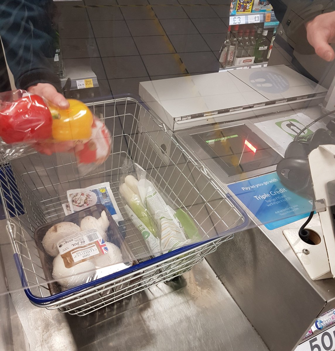 WatersidLaundry's tweet photo. Food collected from the Community .@FridgeSwansea supplemented by a generous contribution from .@Tesco #Mumbles Thank you Jake &amp; Chris 🙏🏻💙

We're itching to get in the kitchen at #Pippins  👩‍🍳🤗👩‍🍳

Let's cook! 🥧🥄🍰🔪🥧 🍌#bananabread🍌

#foodwaste #zerowaste
#LoveFoodHateWaste https://t.co/FU54NLE0yi