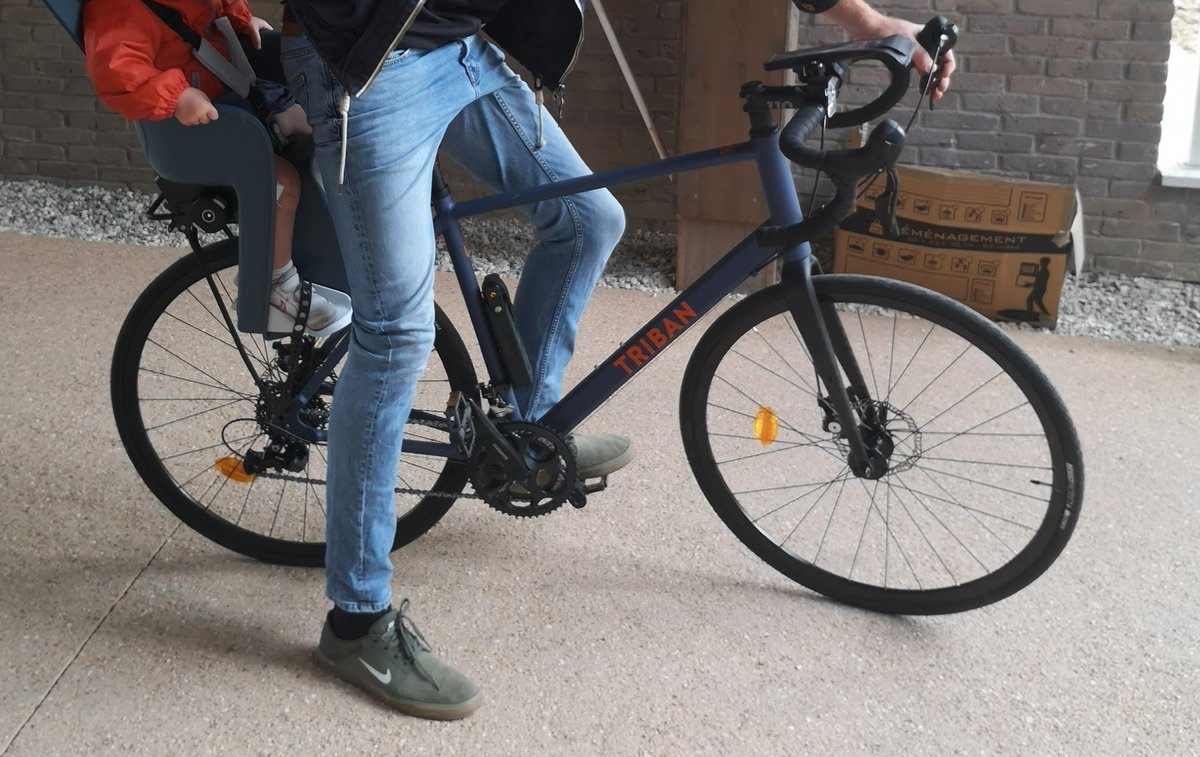 Ce matin, je fais une pause à Stalingrad pour prendre un café. J'attache mon BEAU vélo  @Decathlon tout neuf (moins d'un mois) en fasse du troquet avec un  en métal rigide. 