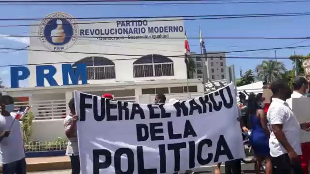 Video | Jóvenes se lanzan a las calles en contra del narcotráfico 
robertocavada.com/nacionales/202…

Jóvenes realizaron este miércoles, una marcha hasta la casa nacional del Partido Revolucionario Moderno (PRM) para exigir explicación sobre los casos de ...