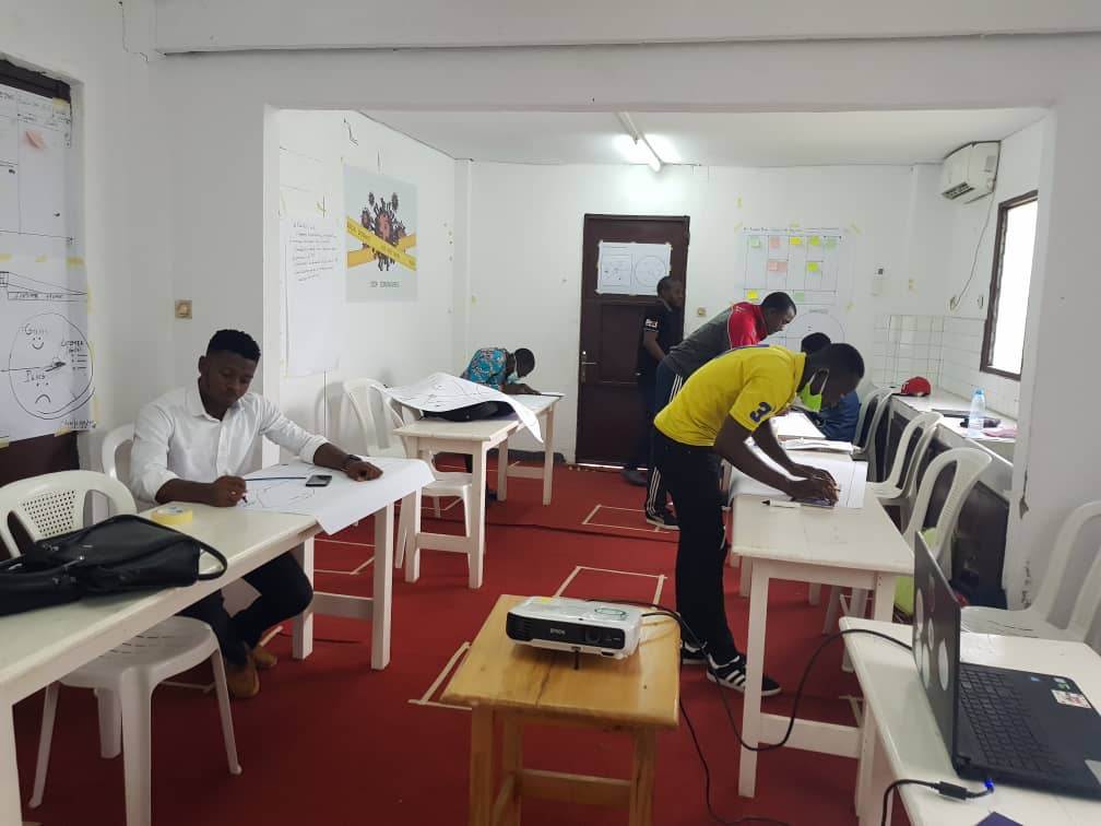 DominiqueNkoma's tweet photo. "Nous sommes nés au Cameroun pour nous développer, et pour aider à développer le Cameroun"
@KetWandji
@momomathurin
@tayousteve
@LIBANEZparkez
##Entrpreneur #PaeEssamba #Cameroun https://t.co/WPmlZuR7Fg