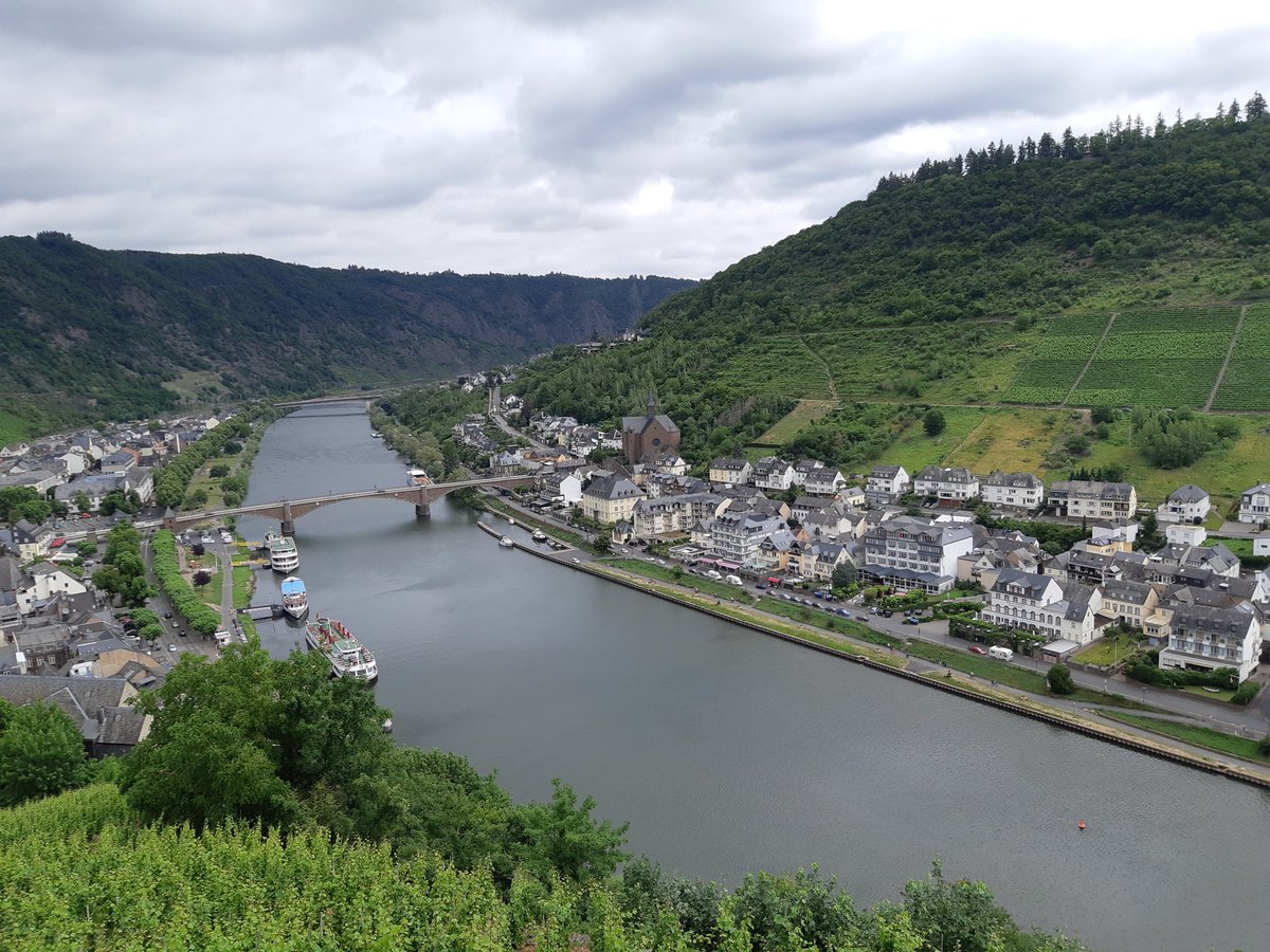 alderliestenST's tweet photo. Heerlijke dagen in Cochem gehad! Wel meer dan 45 km aan wandelen en 'bergbeklimmen' voltooid . Een wijntje op ze tijd. Goeie aanloop genomen voor de bergen over een maand. Heerlijk was het. #mondkapjegingprima #moezel #duitsland #ferien #ediger #cochem #schön #autobahnfahren https://t.co/uu1cb6HY88