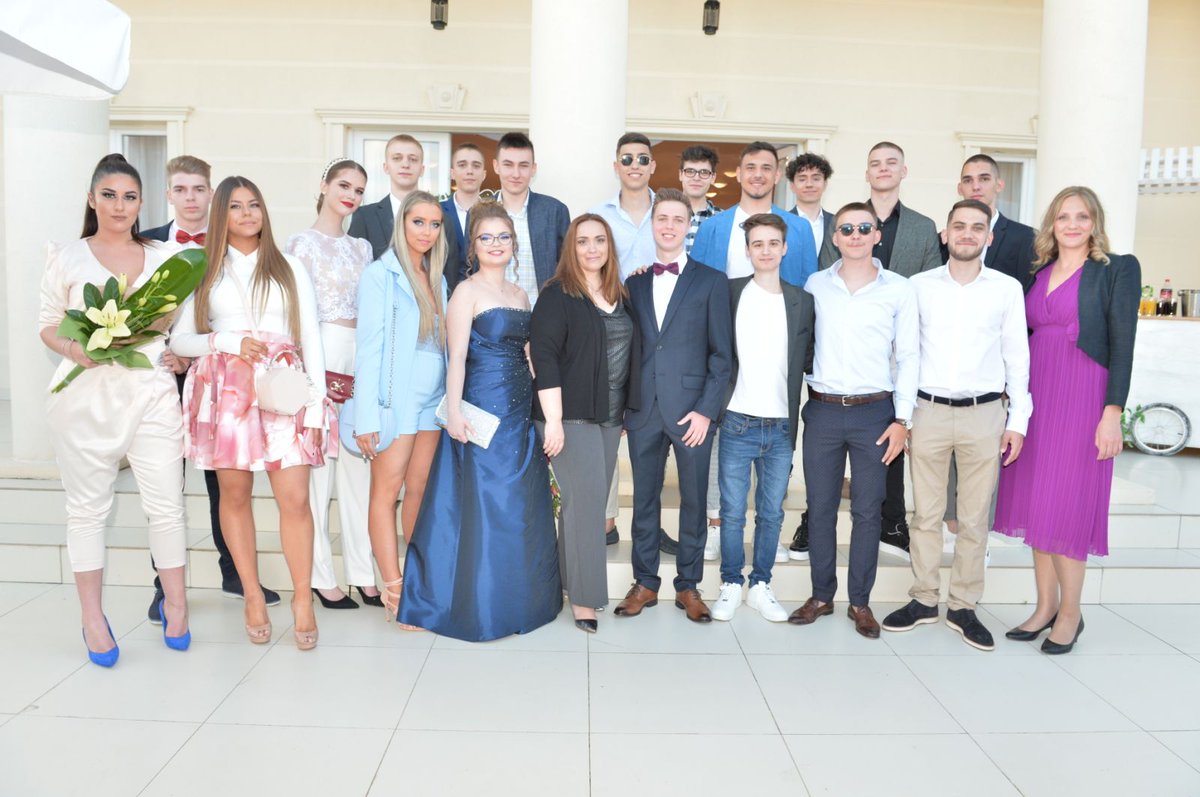 GimnazijaSmart's tweet photo. Podsećamo se kako je bilo na maturskoj večeri! ♥️ Ovih dana su toku #prijemni #ispiti na fakultetima. Svim našim maturantima želimo da polože i upišu ono što su izabrali. 😊 #Graduation2020 #Smart #maturanati #it #gimnazija #NoviSad https://t.co/vwOmutDA7e