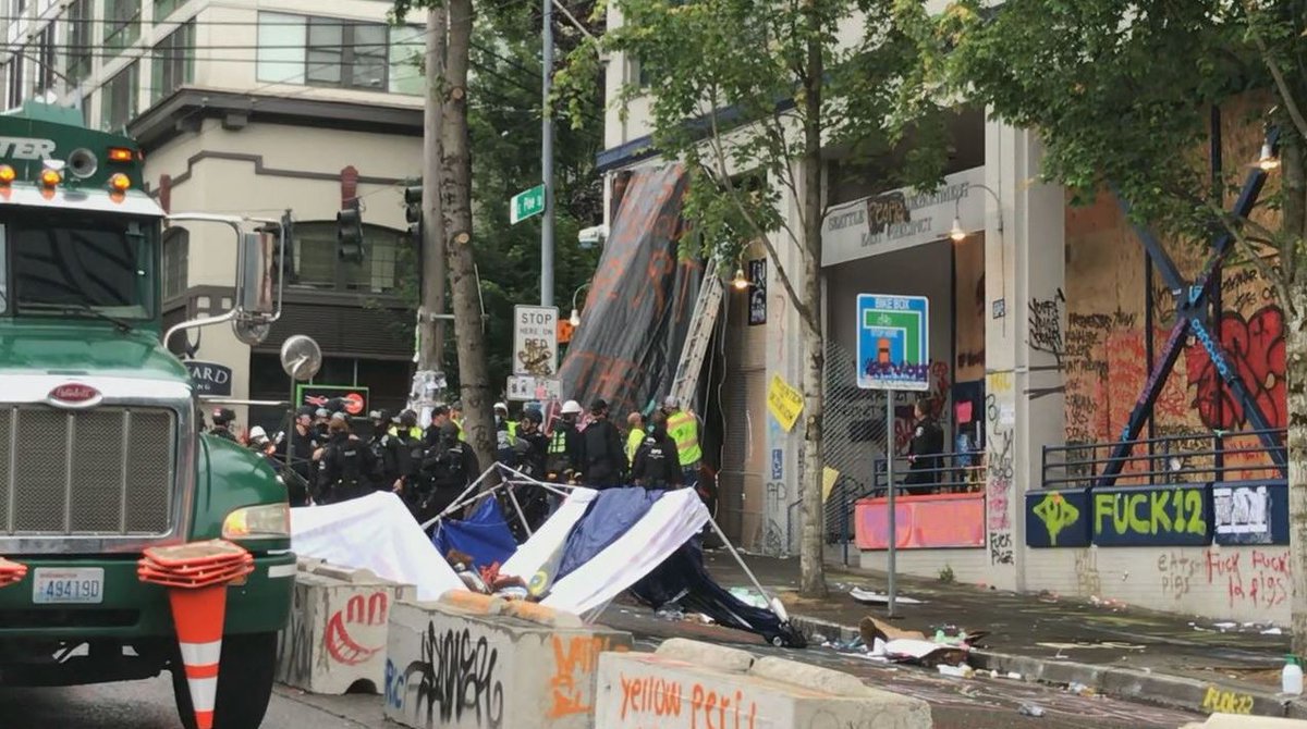 RyanKPIX's tweet photo. "Enough is enough" - Massive show of force as @SeattlePD retake the East Precinct station and clear out the #CHOP zone in Seattle, including a clean sweep of Cal Anderson Park.
https://t.co/SsrveAZgAB
#KOMONews 
#CHOPseattle https://t.co/t4M1kNZ1DT