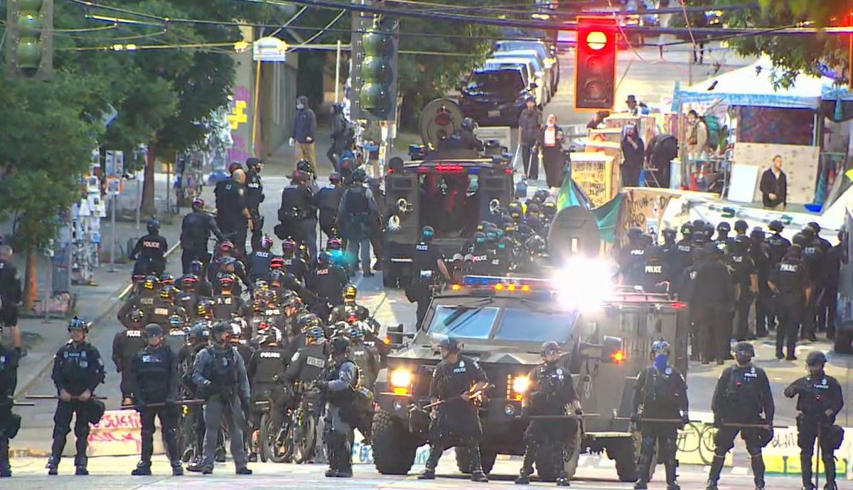 RyanKPIX's tweet photo. "Enough is enough" - Massive show of force as @SeattlePD retake the East Precinct station and clear out the #CHOP zone in Seattle, including a clean sweep of Cal Anderson Park.
https://t.co/SsrveAZgAB
#KOMONews 
#CHOPseattle https://t.co/t4M1kNZ1DT
