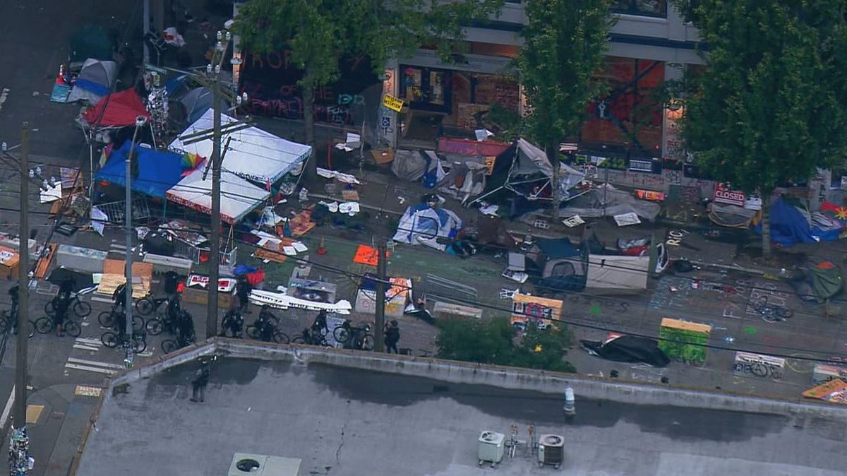 RyanKPIX's tweet photo. "Enough is enough" - Massive show of force as @SeattlePD retake the East Precinct station and clear out the #CHOP zone in Seattle, including a clean sweep of Cal Anderson Park.
https://t.co/SsrveAZgAB
#KOMONews 
#CHOPseattle https://t.co/t4M1kNZ1DT