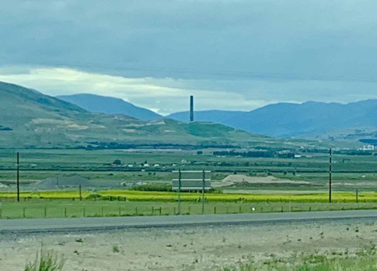 18/ West of Butte, I spotted an enormous structure across the valley: The Anaconda Smelter Stack, the remaining part of an old copper smelter, at issue in Supreme Court case this term. The world's largest freestanding masonry structure; could fit the Washington Monument inside it
