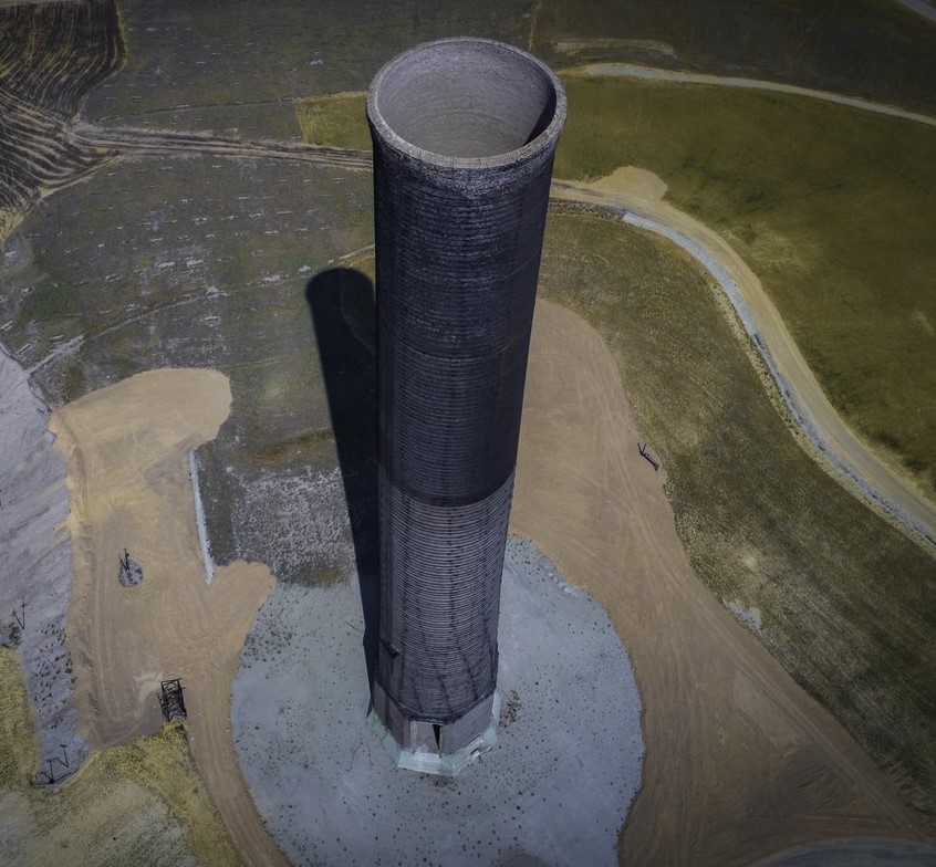 18/ West of Butte, I spotted an enormous structure across the valley: The Anaconda Smelter Stack, the remaining part of an old copper smelter, at issue in Supreme Court case this term. The world's largest freestanding masonry structure; could fit the Washington Monument inside it