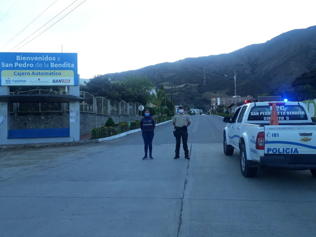 GoberLoja's tweet photo. ✅Tenientes Políticos y personal de @PoliciaEcuador  coordinan y desarrollan acciones de control del orden público y seguridad ciudadana en cada localidad. https://t.co/AMv5vXVgm7