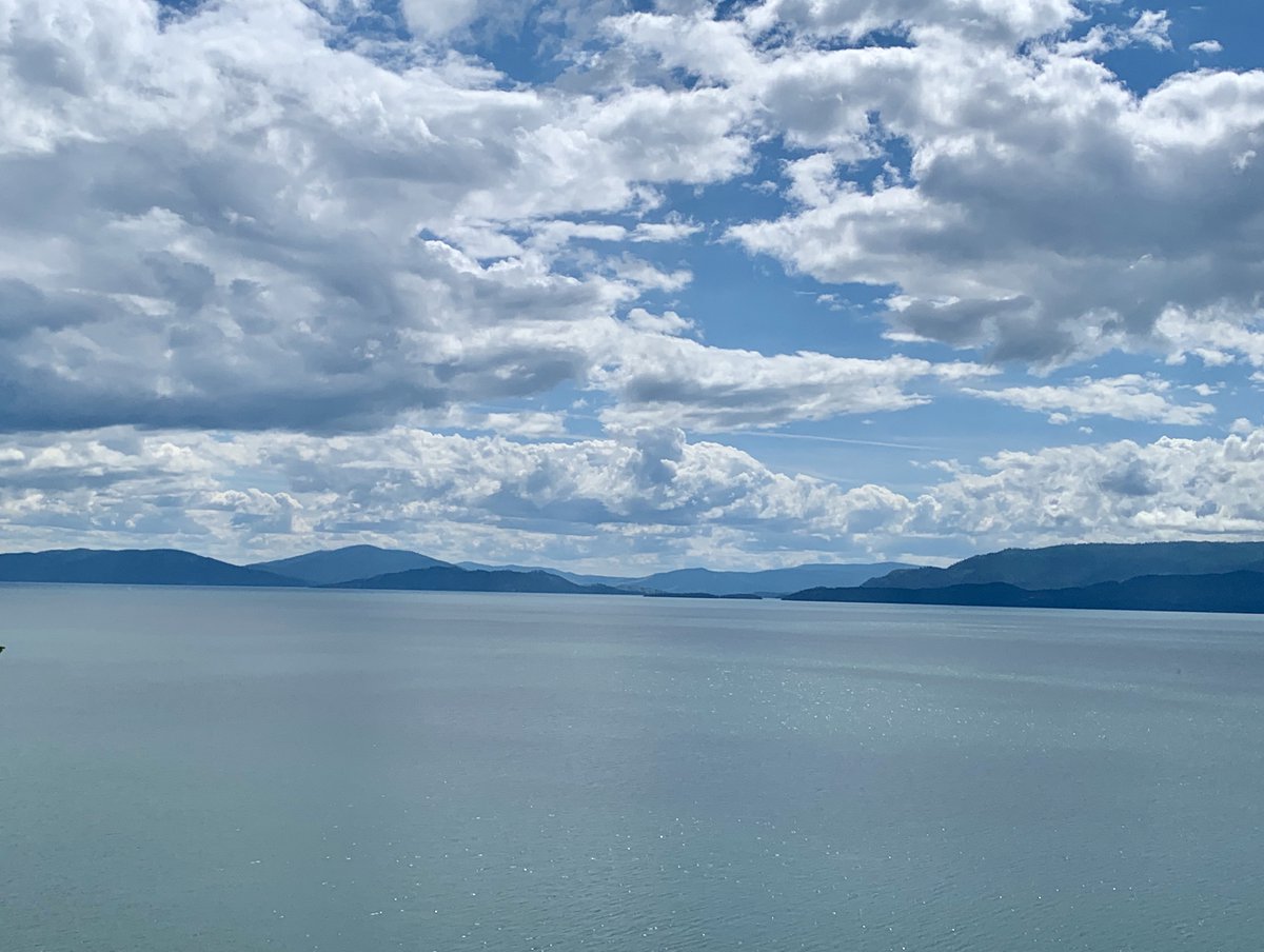 19/ As we drew closer to Whitefish, we came upon Flathead Lake. During a trip in which I saw a lot of spectacular scenery, Flathead Lake remains one of the prettiest places I've ever seen. The eastern shore (pictured) is lined with mile upon mile of small cherry orchards.
