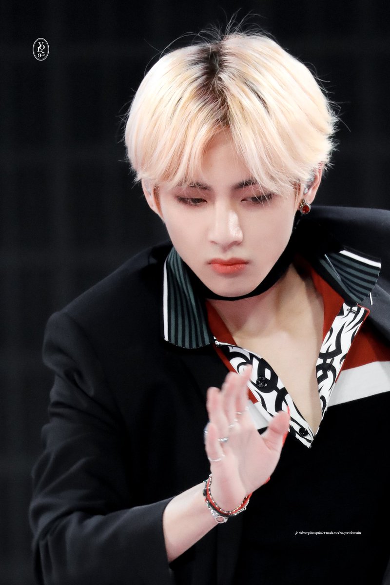 visionoflove_95's tweet photo. 190106 GDA

#방탄소년단 #뷔 #태형 #TAEHYUNG #V #BTS
@BTS_twt https://t.co/UHxpu0C7Jd