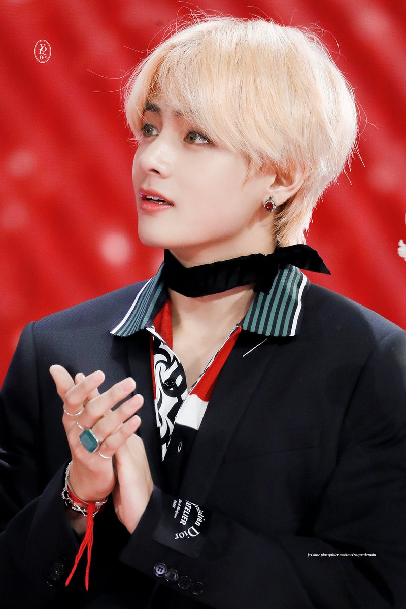 visionoflove_95's tweet photo. 190106 GDA

#방탄소년단 #뷔 #태형 #TAEHYUNG #V #BTS
@BTS_twt https://t.co/UHxpu0C7Jd