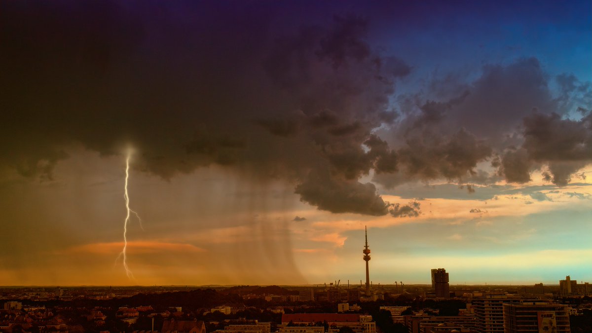 cesispa's tweet photo. @UN @WMO Incredible! Speaking of #lightning #Meteoweb, the tool developed by CESI through its #SIRF, can predict intensity and extent of #meteorological events, evaluating phenomena connected to #temperature, #wind, #rain and #snow: https://t.co/1OG2zR0HAO @LauraAldorisio @isafantigrossi https://t.co/8FE0XO3ZNg