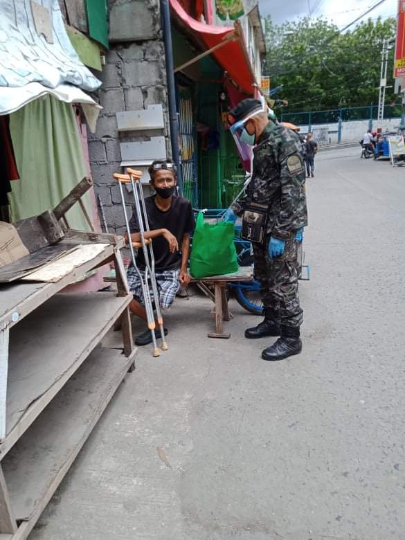 34thSAC's tweet photo. Personnel of 34SAC extended help by giving of grocery items and six (6) kgs of rice to Mr. Hilbert Tundag, a resident of Barangay Street, Brgy Lower Bicutan,Taguig City.

#PNPPKakampiMo
#TeamPNP
#WeServeAndProtect
#SpecialActionForce
#34thSpecialActionCompany
#AdoptAFamilyProgram https://t.co/QehuUGC2P1