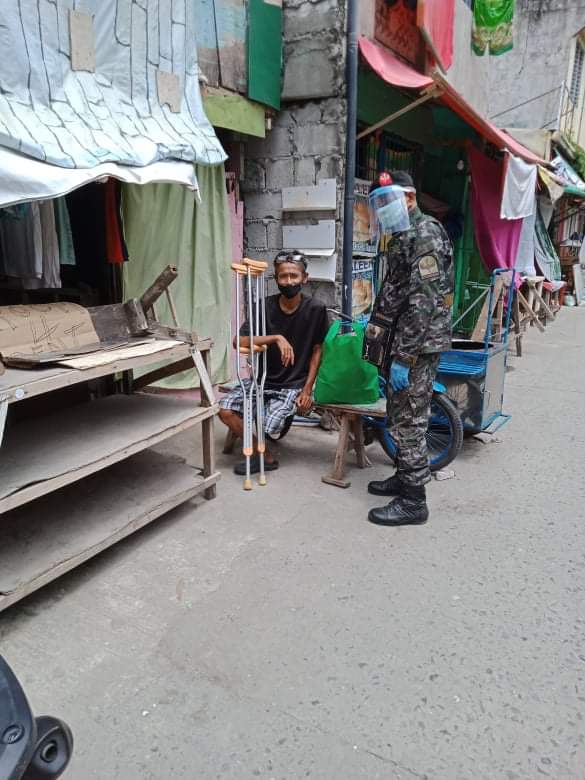 34thSAC's tweet photo. Personnel of 34SAC extended help by giving of grocery items and six (6) kgs of rice to Mr. Hilbert Tundag, a resident of Barangay Street, Brgy Lower Bicutan,Taguig City.

#PNPPKakampiMo
#TeamPNP
#WeServeAndProtect
#SpecialActionForce
#34thSpecialActionCompany
#AdoptAFamilyProgram https://t.co/QehuUGC2P1