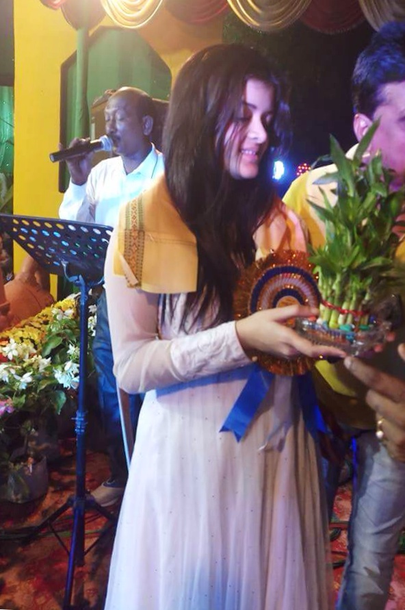 madhumita__fc's tweet photo. Be happy &amp; smile....💜💙
#Madhumita #Emon #Pakhi #Throwback #Show #Dairies @madhumitact https://t.co/Z03ab3VEV3