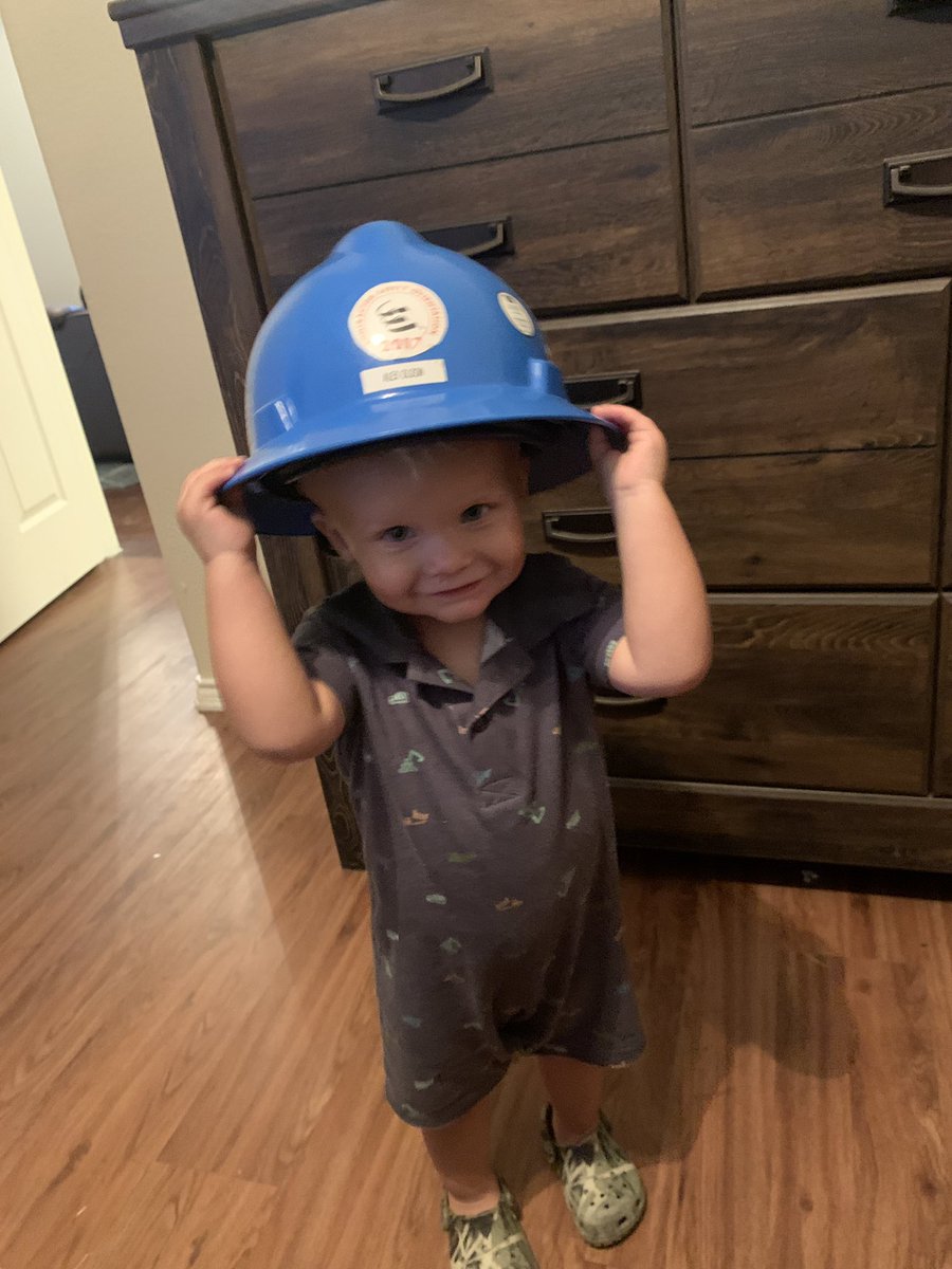 Bell_clark00's tweet photo. Alexs best hard hat model https://t.co/YbAmh9VMaK