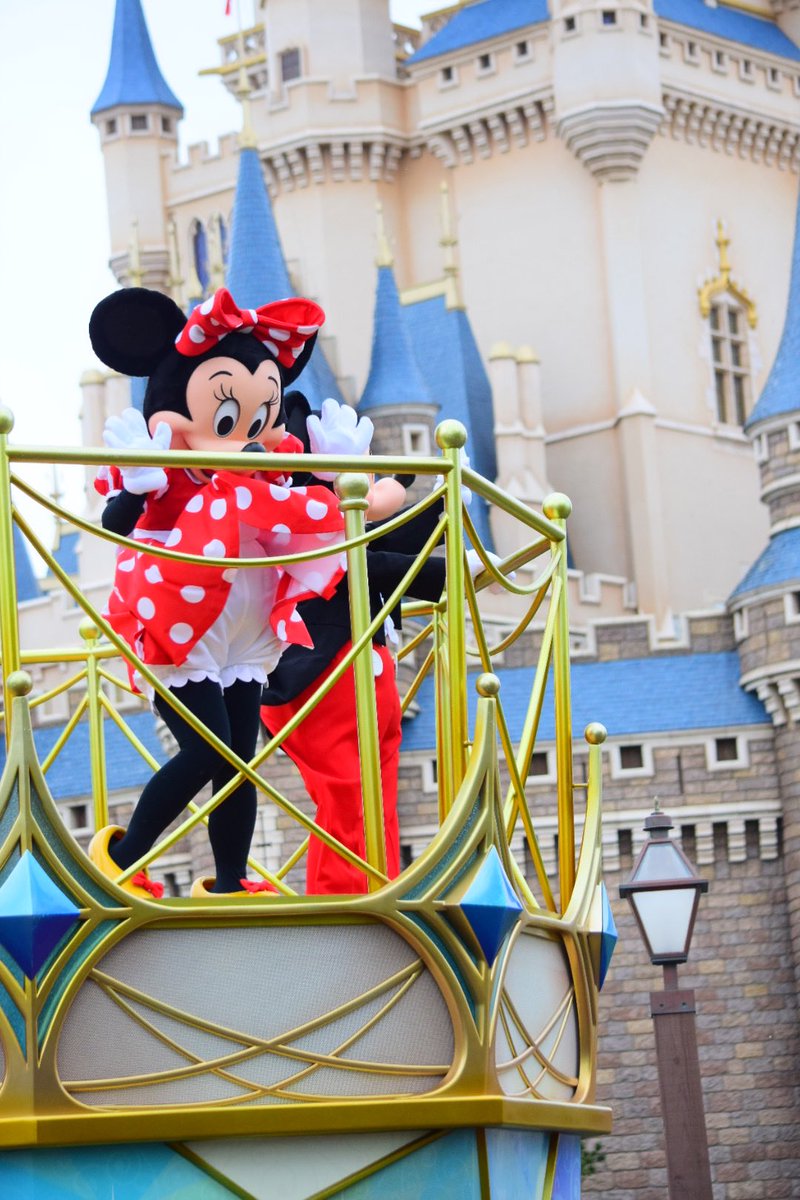 ば にぃ スカートだって強風でめくれまくって必死に押さえてるけど 後ろ向いた瞬間ぱーーーって見えちゃってワロタ