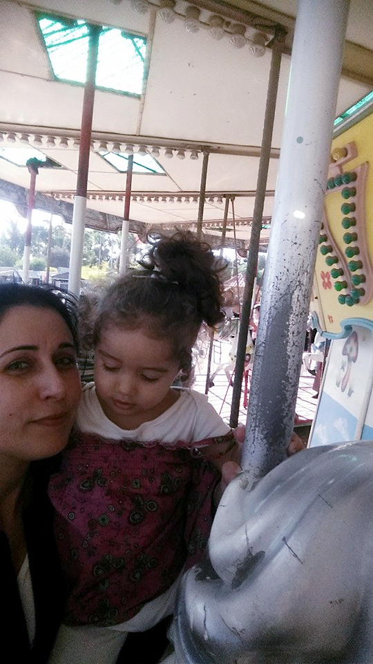 "إنَّ القُلوبَ بِرَغْمِ البُعدِ تَتَّصِلُ لا القَلبُ يَنسَى حَبيبًا كَانَ يَعْشَقُهُ ولا النُّجومُ عَنِ الأفْلاكِ تَنْفَصِلُ"