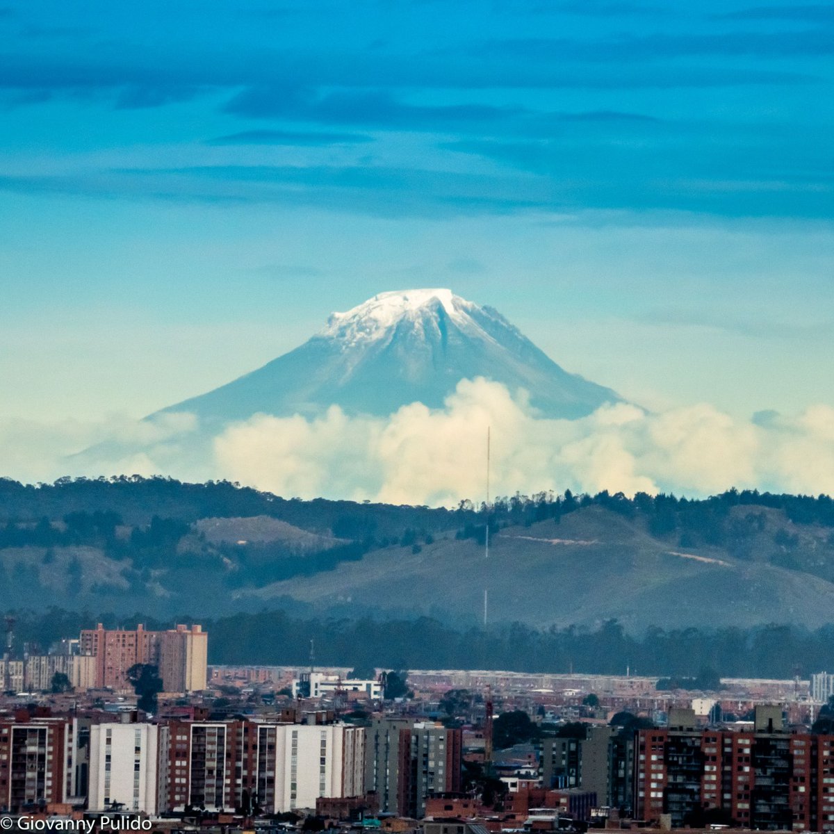 GiovannyPulido's tweet photo. Buenos días, les traigo una nueva imagen del Nevado del Tolima que logré desde el Centro Internacional de Bogotá, los invito a compartir un gran momento que hayan vivido durante la pandemia #MiMejorMomento https://t.co/FWYoBeyE7Y