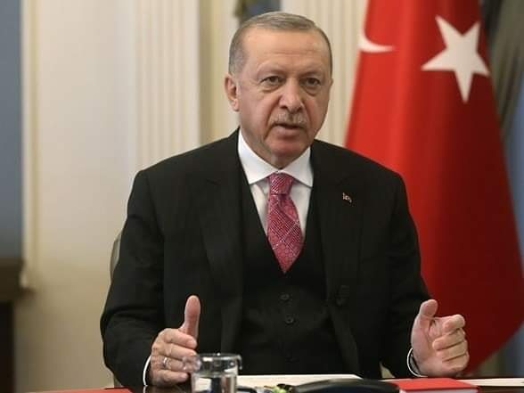 TvAydos's tweet photo. Cumhurbaşkanı Erdoğan: 
- Niçin YouTube, Twitter, Netflix gibi sosyal medyalara karşı olduğumuzu anlıyor musunuz? Bu millete, ülkeye bu tür mecralar yakışmıyor
- Türkiye muz cumhuriyeti değildir. Bu ülkenin idari ve adli kurumlarını hiçe sayanları biz de hiçe sayarız https://t.co/kWipDtCJ5C