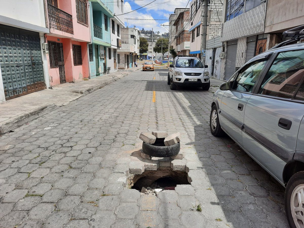 Buenos días señores <a href="/aguadequito/">Epmaps - Agua de Quito</a> 
Nos pueden ayudar con un hundimiento, una fuga de agua y una tubería rota por favor
El hundimiento es en la calle rio Guayas y Rio Marañon
La fuga en las calles Jaime Toldos y J Maria Velasco Ibarra
La tubería rota
Río cuyabeno N10-47 y Río Chota