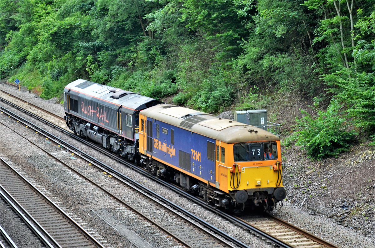 TheRealStavioni's tweet photo. Passing through Newnham, @GBRailfreight 73141 & 66792 with 0Y68 Tonbridge to Eastleigh #Class66 #Class73 #GBRf #Rail #Railway #Train #ElectroDiesel https://t.co/1Bz9MxyfZm