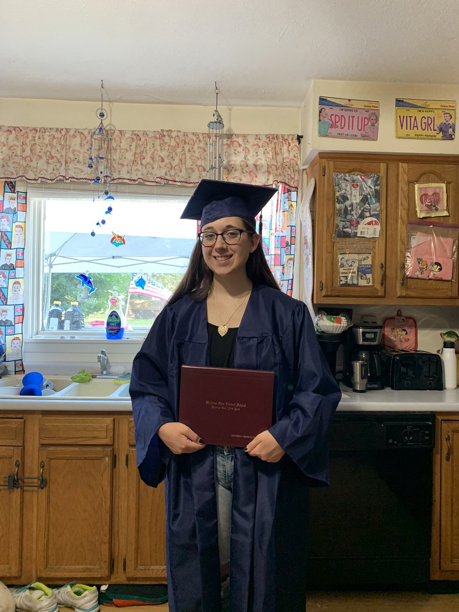 timesofkatslife's tweet image. oh yeah! forgot to mention that i did it😁🎓 peace ou WG 
#wegraduated