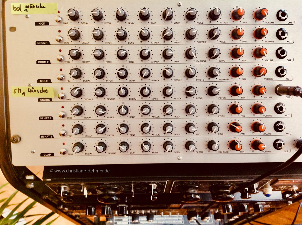 Christiane__De's tweet photo. #Grooves für die Songs meiner #EP_Zusammen“, die 2020 kommen wird! Das hier ist ein lässiger #Drum-#Synthesizer: #Vermona DRM1. Hier bin ich am Song „Wünsche“. Gute Wünsche für Euch und auf schöne Grooves!🎶😎👍🏼#ep_together https://t.co/kxCS3mLUbH