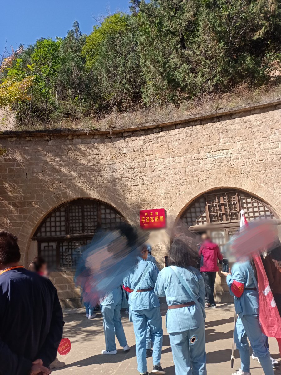 这是我去年10月去延安的一张照片，我有一个目标，就是能够把长征路都走一遍。回来的路上听到有人说谁说中国人没有信仰，这就是中国人的信仰（估计是看到非年非节，还是有人络绎不绝的去延安革命老区学习有感而发）中国共产党不老不小，既有成熟的治国理政的办法，又朝气蓬勃，永远拥有向着未来的冲劲