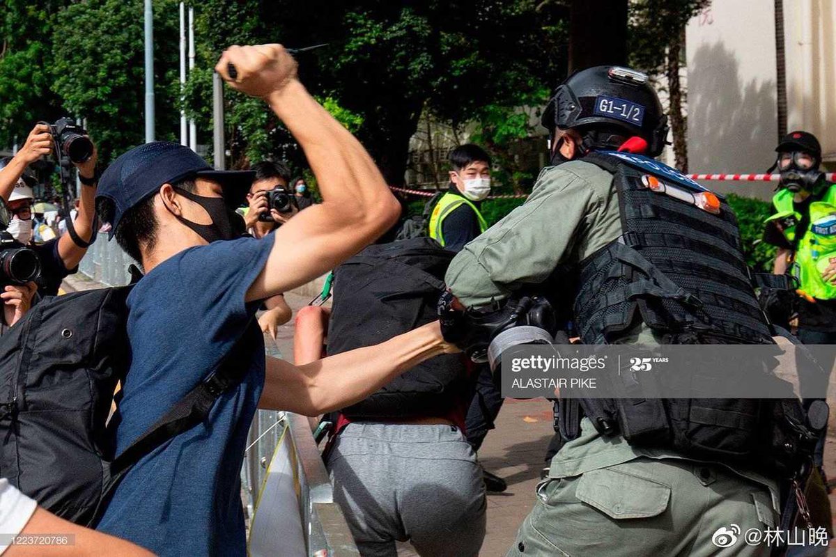 TrudyWr04573991's tweet photo. 清楚看到暴徒怎樣刺傷警察。 https://t.co/FTxxxEjb9U