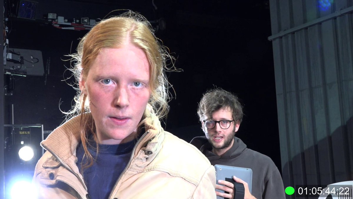 Wie konnte es nur so weit kommen? Zehn Jahre nach „der Krise“ haben Aktivist*innen das leere Markgrafentheater gekapert und halten von der Bühne aus Gericht. 

Das Theater Erlangen zeigt ab dem 9. Juli als erste rein digitale Inszenierung LET THEM EAT MONEY. WELCHE ZUKUNFT?!