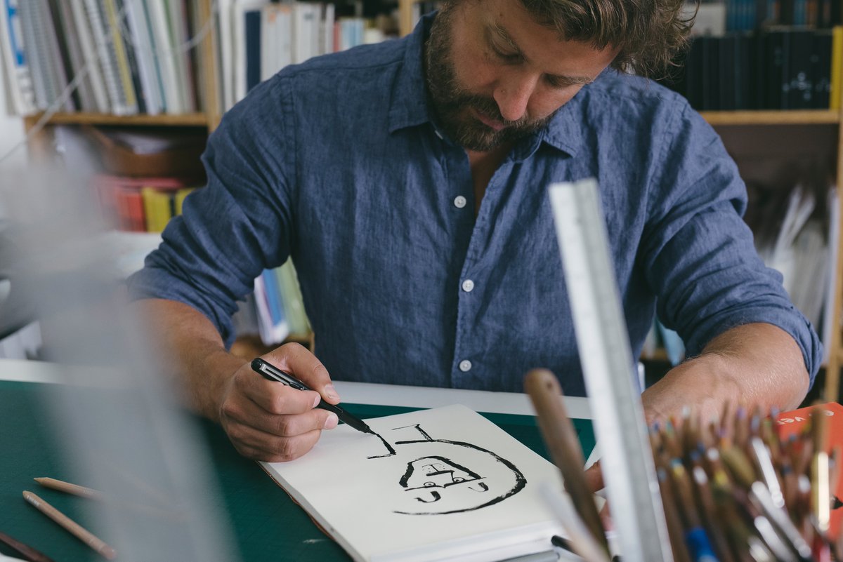 ed_vere's tweet photo. ✏️Calling primary schools &amp; parents! 
Join me for a super exciting LIVE storytelling &amp; drawing session. If you have budding authors and illustrators - get your questions ready for our Q&amp;A!
See you tomorrow, 10am here https://t.co/iPH9wK36YJ or here https://t.co/LXKpp3yFky https://t.co/jh7EBcVxPC