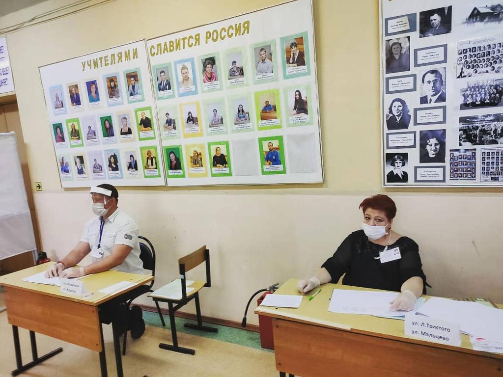 уик в школе. уик в школе фото. помещение для голосования. надпись избирательный участок. избирательный участок табличка.