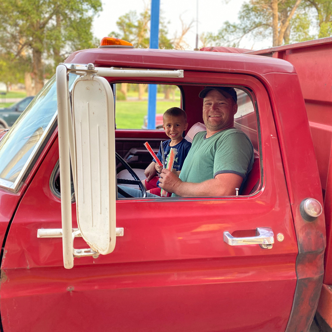PrideAgResource's tweet photo. Time for a much needed cool down with an ice cold freezer pop! #Wheat2020 #Harvest2020 #Coop #JohnDeere #swkansas #wheatharvest2020 #hodgemancounty https://t.co/m4lIBSjFeg