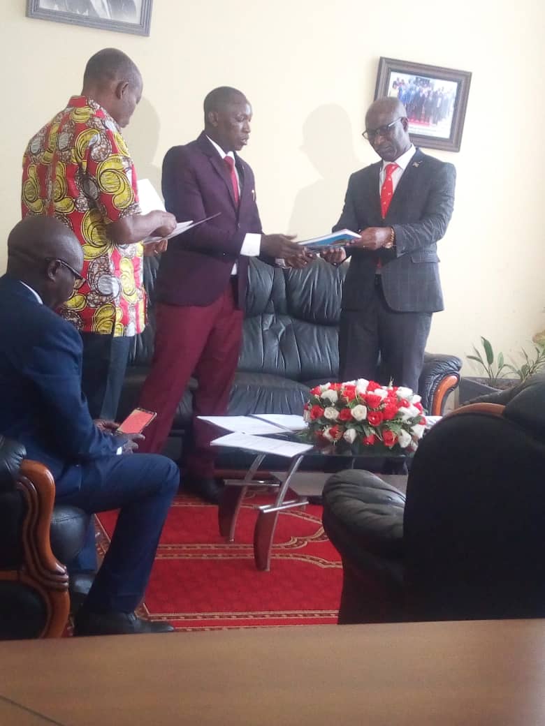 MininterB's tweet photo. Remise et  reprise entre le Ministre sortant et entrant du nom de CPC Gervais NDIRAKOBUCA. https://t.co/IR0eZC6DDe