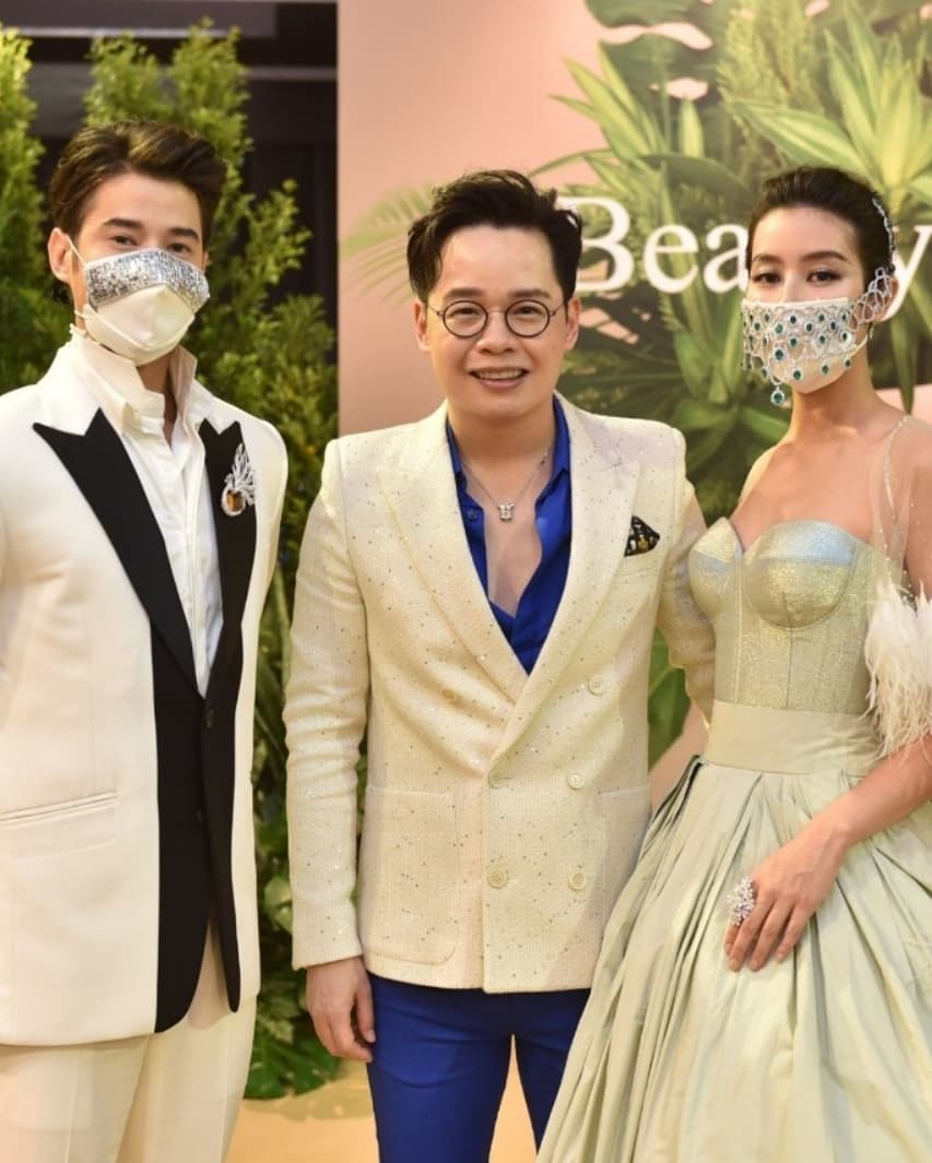 polyplusjadhai's tweet photo. #หล่อสวยทะลุแมส
"โอ้&มิ้นต์" ควงคู่ใส่หน้ากากอนามัยเพชร มูลค่ารวมกว่า 100 ล้าน จากฝีมือช่างคนไทย ในงาน “เดอะ ซีเครท ไดมอนด์ การ์เดน” จัดโดย บิวตี้ เจมส์ (Beauty Gems)
#BeautyGems #TheSecretDiamondGarden
#Polypluspr @mario_mm38 @mint_chalida @1_suriyon https://t.co/vK3qmpppaH