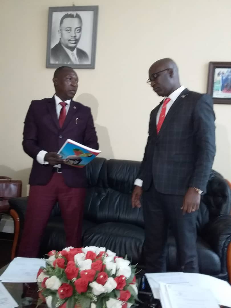 MininterB's tweet photo. Remise et  reprise entre le Ministre sortant et entrant du nom de CPC Gervais NDIRAKOBUCA. https://t.co/IR0eZC6DDe