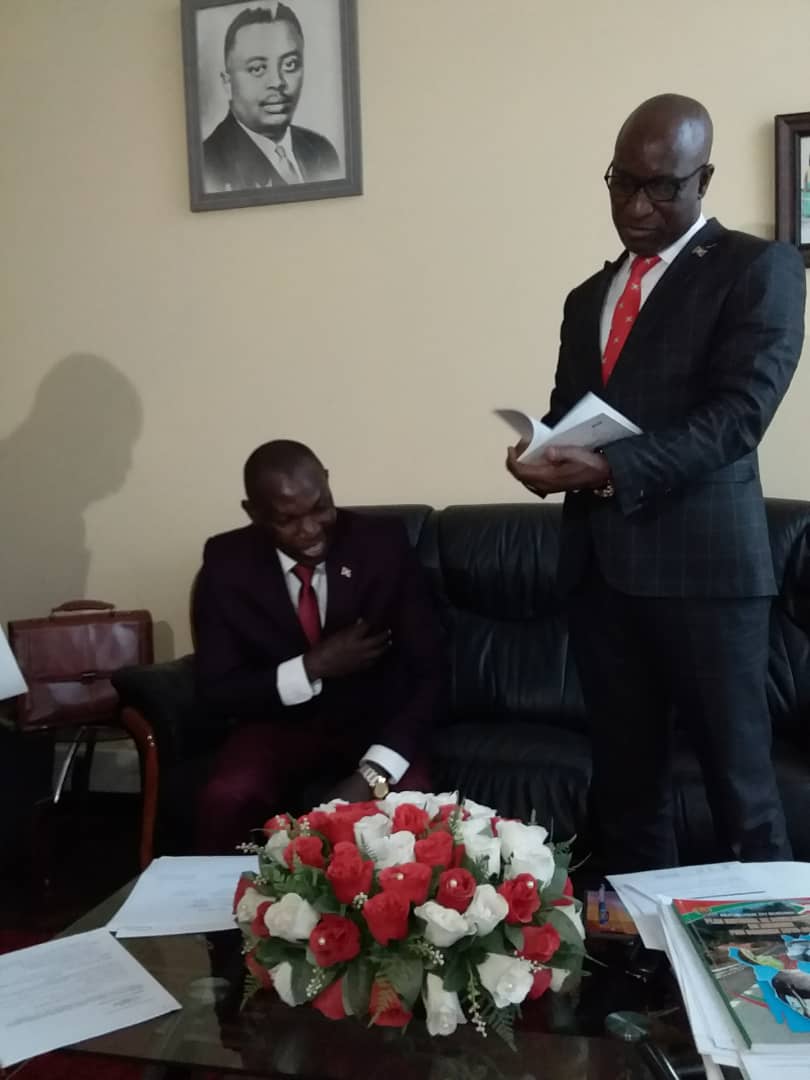 Remise et  reprise entre le Ministre sortant et entrant du nom de CPC Gervais NDIRAKOBUCA.