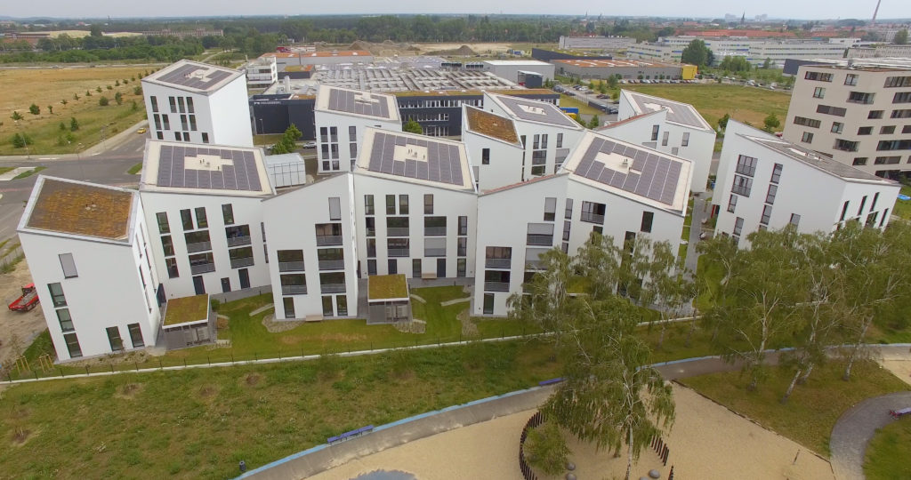 pvmagazine_de's tweet photo. Panasonic macht erstes Smart City Quartier in Berlin möglich: Es ist ein urbanes Leuchtturmprojekt in der Hauptstadt, bei dem verschiedene intelligente Energielösungen kombiniert werden. Dazu zählen Photovoltaik-Anlage,… https://t.co/M0cZNI4DGo #solarenergy #solarpv #solar https://t.co/VeVhC8SV4q