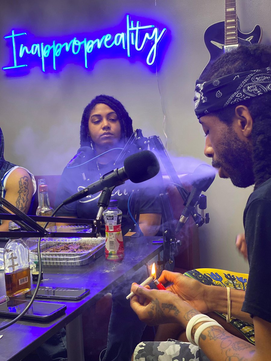 DamnboyyeTv's tweet photo. Y’all know I rolled like 4 blunts and burnt a dankwoods for this shit lol
#inappropreality https://t.co/7zKoNr4Yyg