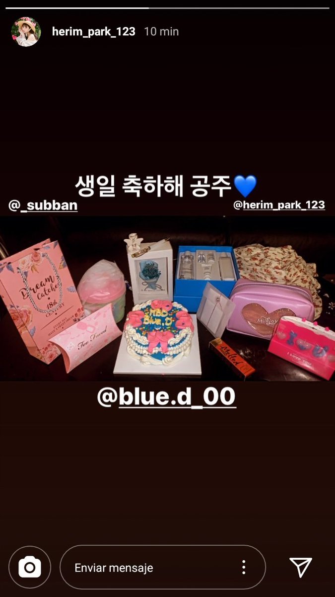 Queenblue_arg's tweet photo. 010720 | Actualización de instagram de Herim Park con Blue.D y Helen Chu 

"Feliz cumpleaños princesa"

#BlueD #블루디 #JeonHoyeon #YGX https://t.co/1N4w8mO8bE