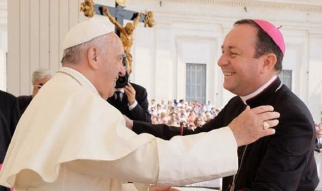 GaboBulgakov's tweet photo. El obispo Zanchetta, hombre cercano al papa, será juzgado en Argentina por abusar de dos seminaristas. Aunque unos 20 testigos sostienen las acusaciones, el Vaticano le acaba de dar un cargo en Roma

POR ESO CREO EN DIOS PERO NO EN LAS IGLESIAS https://t.co/MkrcfwiCCy