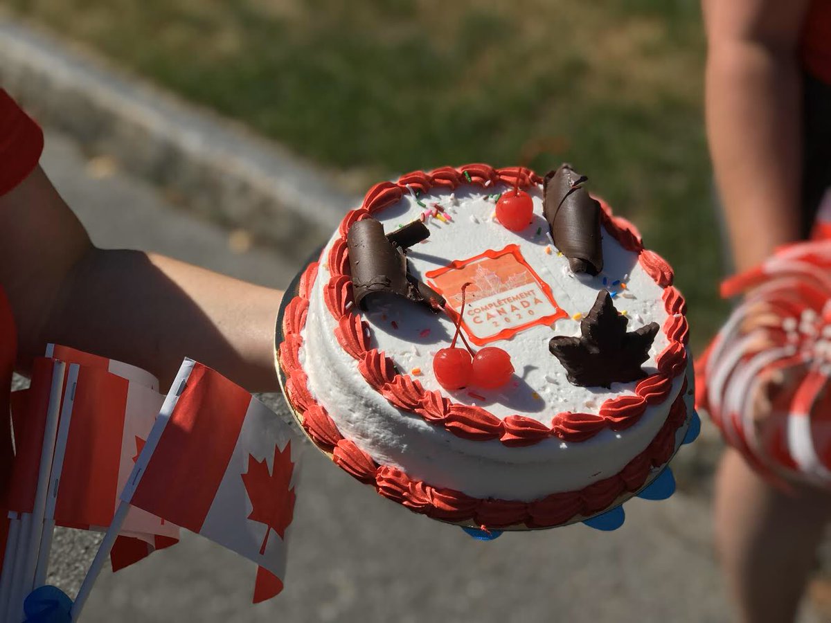 Hadi Hassin L Organisation De La Fete Du Canada A Quebec Distribue Du Gateau Aux Familles Aujourd Hui Dans Les Rues Rcqc