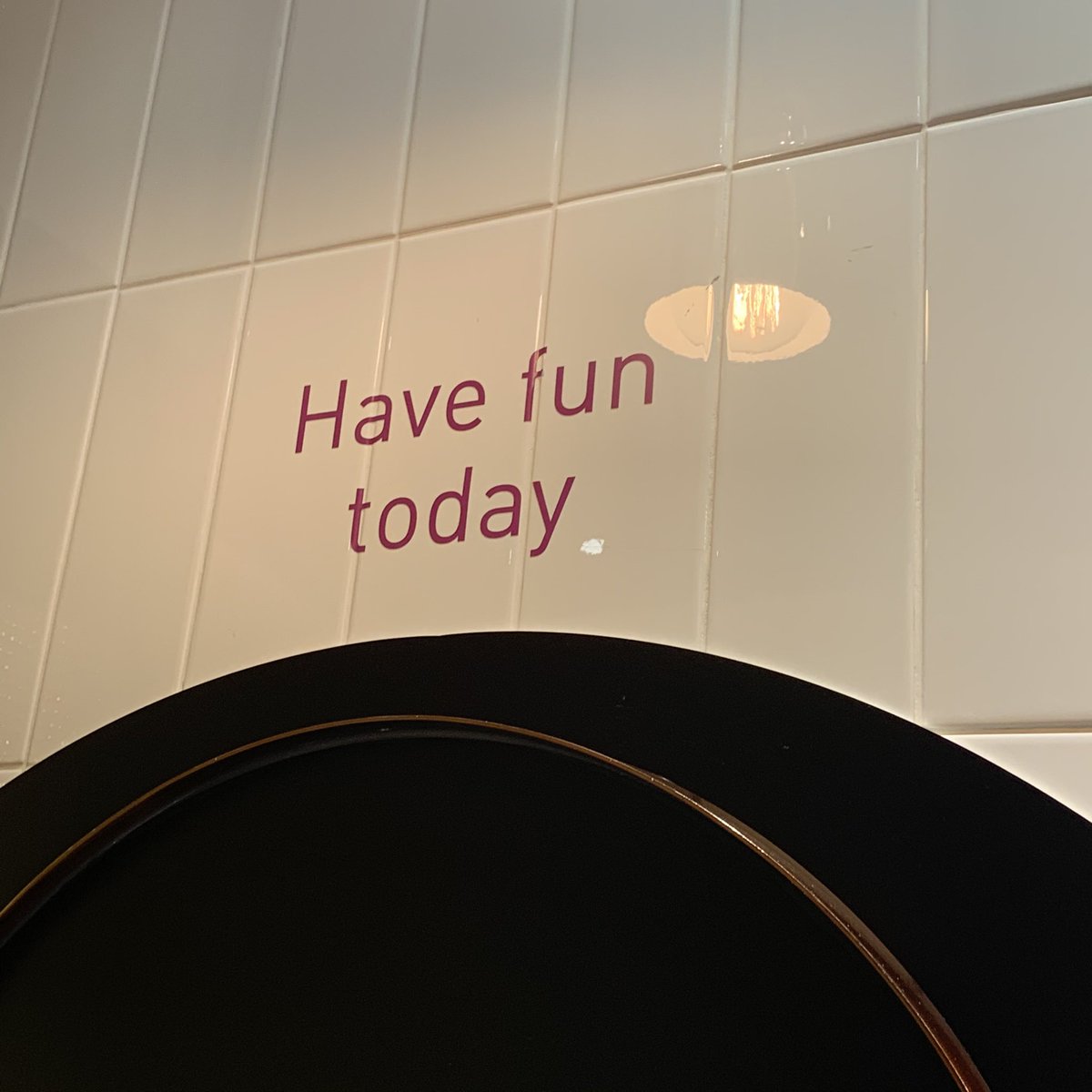 บนกระจกห้องน้ำสามย่านมิตรทาวน์ ยิ้มออกเลย