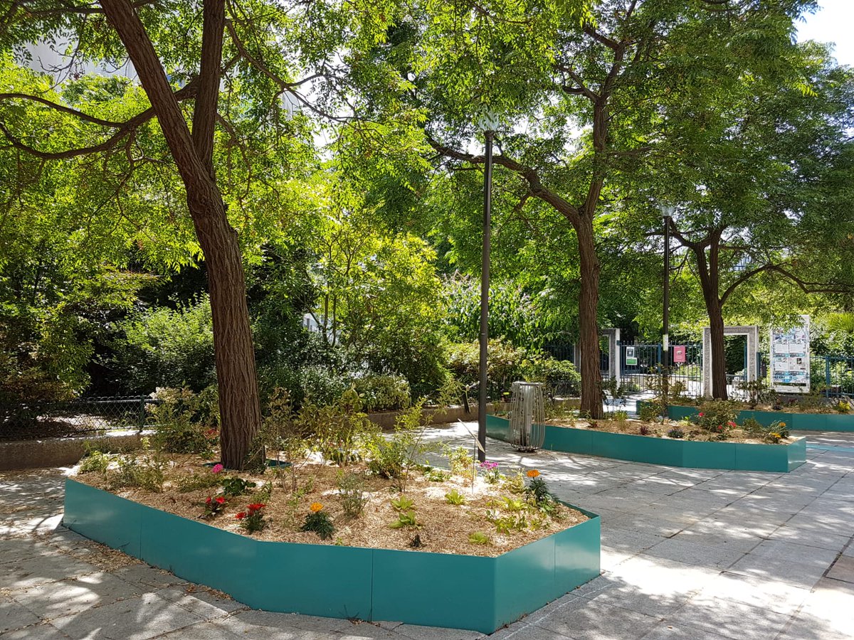 jerome_coumet's tweet photo. Les pieds d'arbre de la place de l'escadrille Normandie-Niemen ont été réaménagés avec la participation des écoles situées voisines

Les enfants ont participé à la plantation des végétaux et les éléves de Montessori ont imaginé des panneaux didactiques https://t.co/7kTrSQIasJ