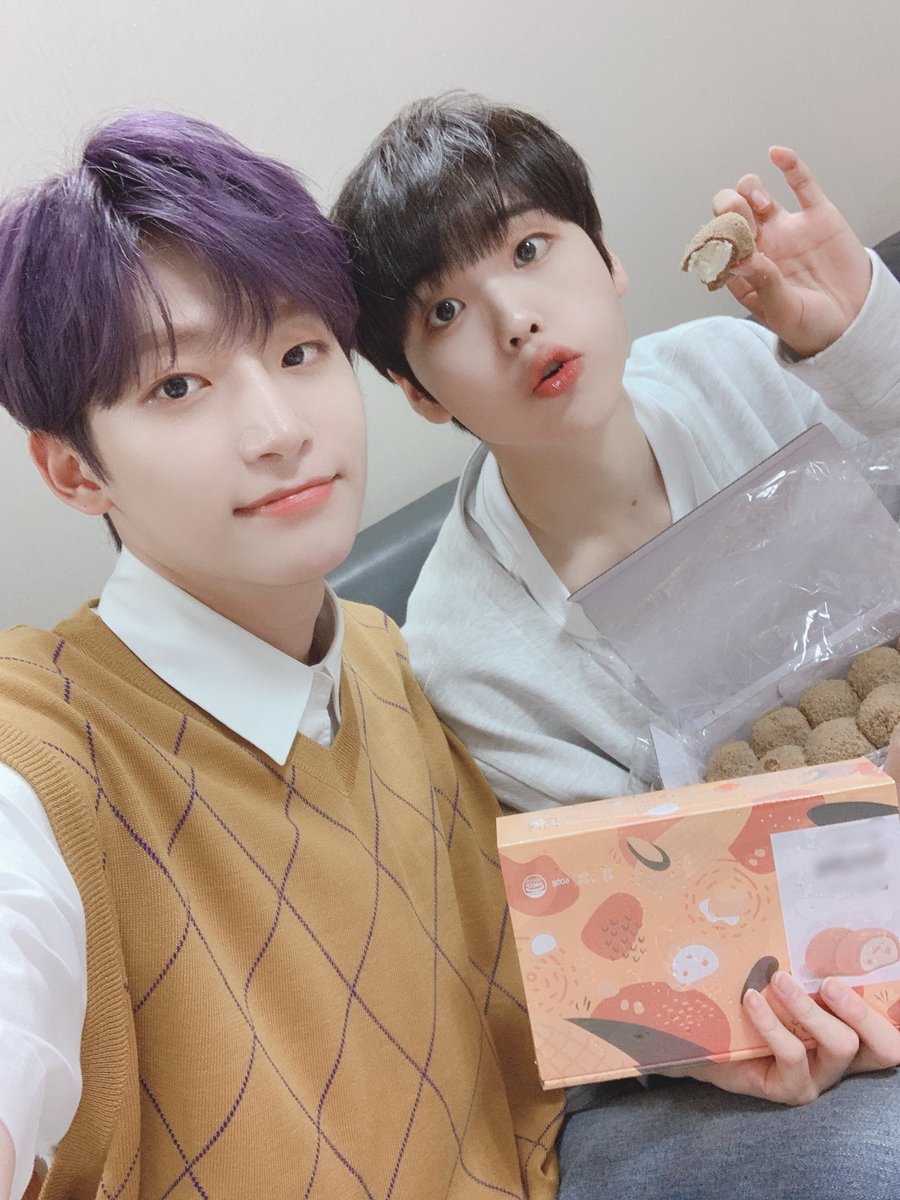 CRAVITY_twt's tweet photo. 러비티~ 오늘 TMI뉴스 잘보셨나요?ㅋㅋ 완전 재밌죠? 현무선배님께서 주신 떡이랑 도연선배님 커피차 맛있게 잘먹었습니다 감사합니다😍
역시 뉴스는 Tmi뉴스!!😘
#크래비티 #정모 #형준 #TMI뉴스 https://t.co/UcEHKLN2AK