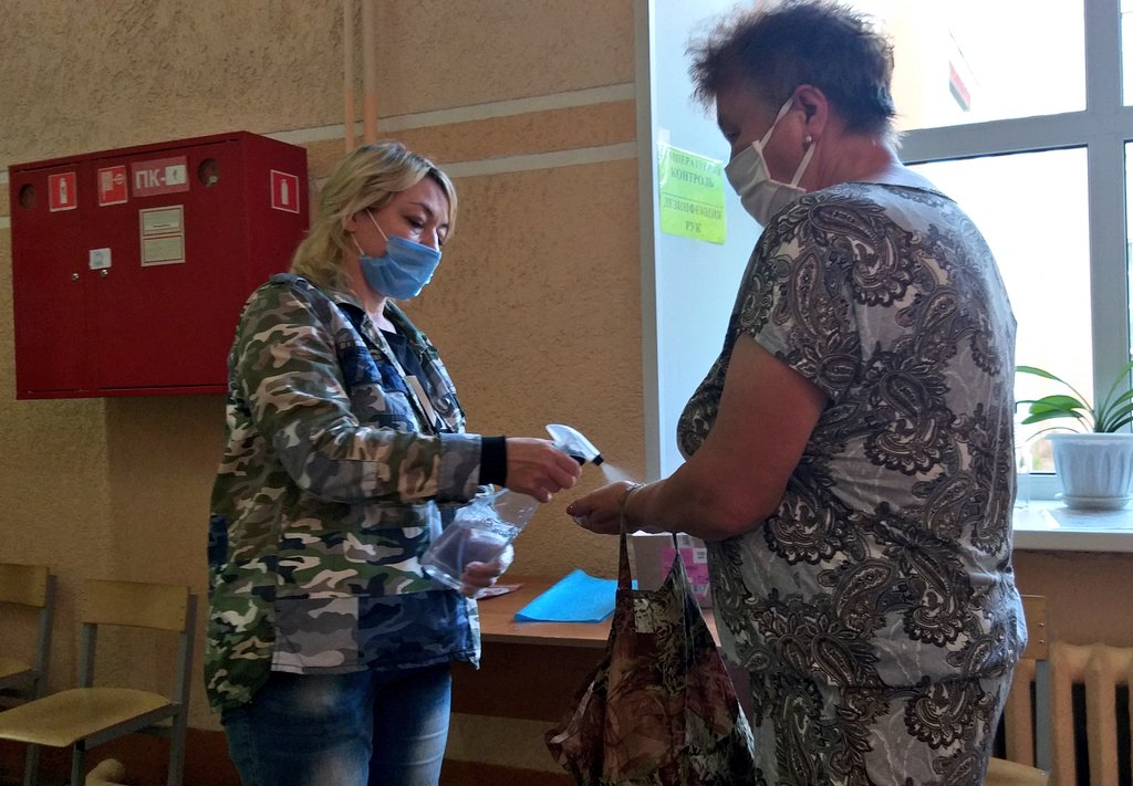 Голосовать безопасно. Все избиратели проходят обязательную термометрию, получают СИЗ и обрабатывают руки санитайзером 
#Конституция2020 #мыголосуем #голосование #ОГ37 #наблюдатель #Россияголосует #мывместе