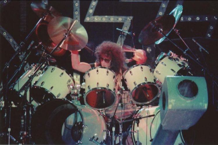 FreakDrum's tweet photo. Esse foi mestre de uma geração foda!!! #erickcarr #drum #drums #monsterdrum #kiss #creatures #rock #rocknroll https://t.co/4oY72EXyKz