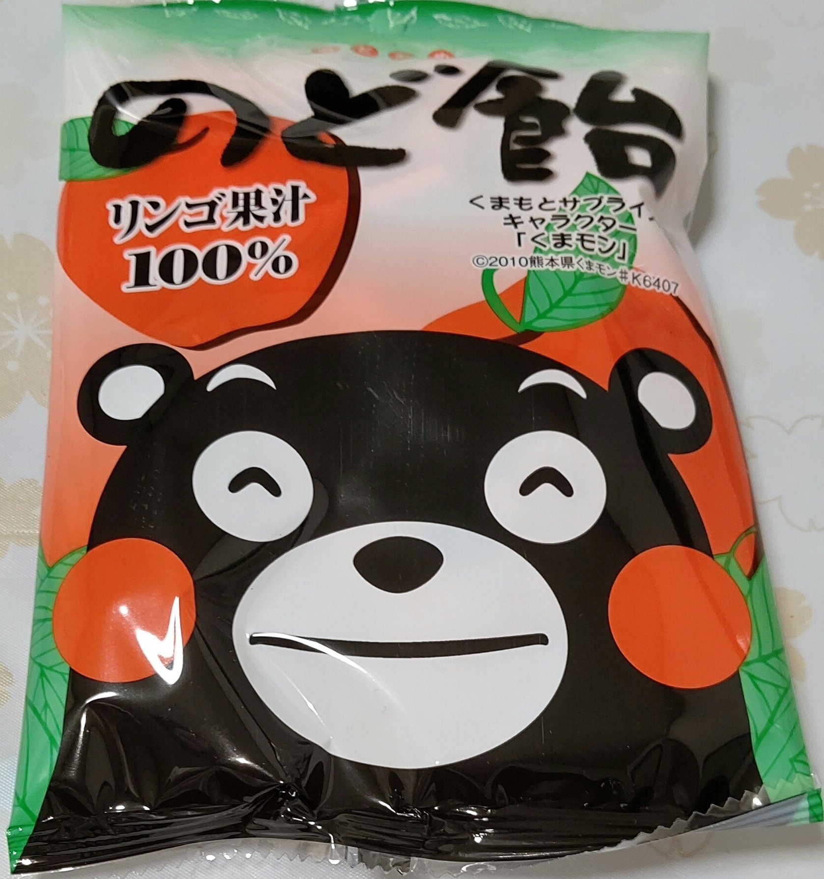 つぐみ 先日購入 オークラ製菓 くまモンののど飴りんご果汁100 熊本の水100 使用 パッケージには口を閉じてにっこり顔のくまモンのイラスト 違う表情のパッケージを店頭で他に2種類確認 全何種か明記なし 個包装にも色んなイラストの くまモン つぐみ 先日購入 オークラ製菓 くまモンののど飴りんご果汁100 熊本の水100 使用 パッケージには口を閉じてにっこり顔のくまモンのイラスト 違う表情のパッケージを店頭で他に2種類確認 全何種か明記なし 個包装にも色んなイラストの くまモン